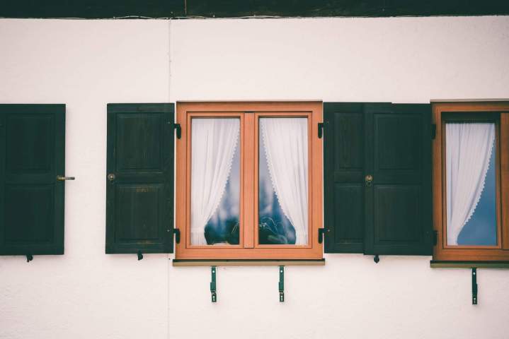 Pose de fenêtres en bois dans le Pays de Gex
